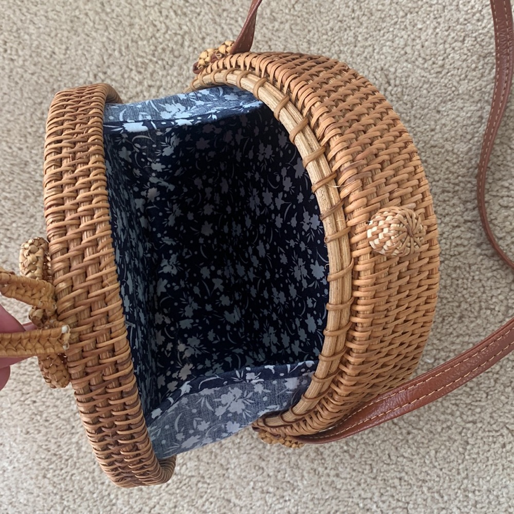 Small round wicker purse, crossbody, like new - Picture 2 of 4